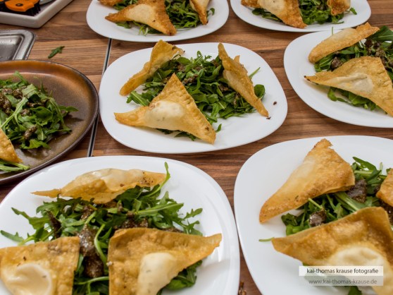 Salat mit Kürbiskernpesto und Ziegenfrischkäse (by Kai's Kitchen Blog)